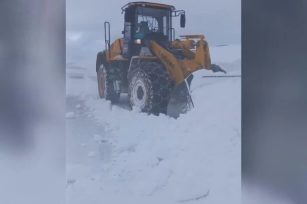ZAVEJANA KRITIČNA DEONICA PREKO GOLIJE: Jak vetar pravi smetove visine nekoliko metara! SITUACIJA SE MENJA IZ MINUTA U MINUT! (FOTO, VIDEO)