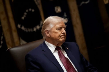 SKANDAL KOJI TRESE PLANETU! Tramp zaspao na istorijskom samitu: Dok delegati pričaju o milijardama, on HRČE! Snimci koji su šokirali svet! (VIDEO)