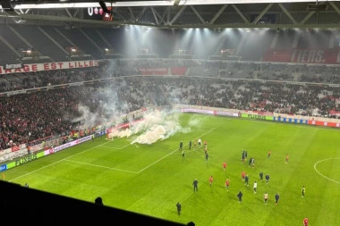 HAOS U LILU POSLE ZVEZDINOG MEČA: Navijači gađali fudbalere topovskim udarima! (VIDEO)