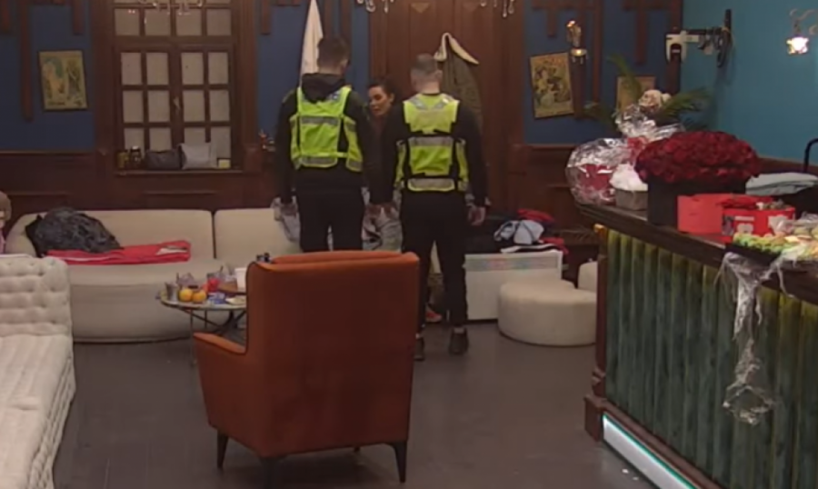 PODIVLJALA ANITA STANOJLOVIĆ ZVERSKI NASRNULA NA LUKU, HITNO ZAUSTAVLJEN PROGRAM NA PINKU: Obezbeđenje jedva uspelo da je obuzda!