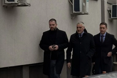 ČEDA JOVANOVIĆ I ACA KOS STIGLI U POLICIJSKU STANICU NA SASLUŠANJE! Pojavili se u pratnji advokata, evo u kakvom su stanju nakon HAOSA! (VIDEO)