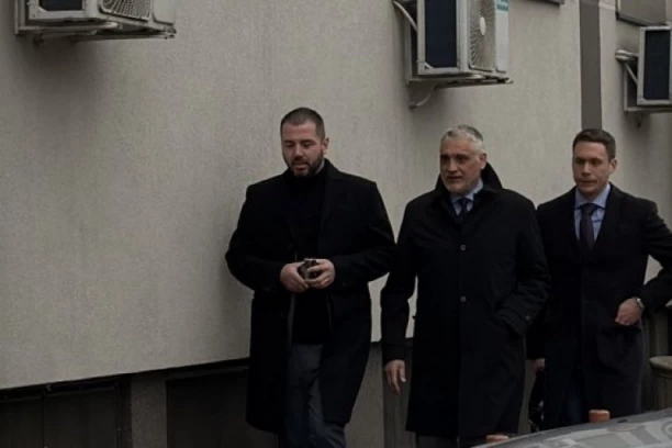 ČEDA JOVANOVIĆ I ACA KOS STIGLI U POLICIJSKU STANICU NA SASLUŠANJE! Pojavili se u pratnji advokata, evo u kakvom su stanju nakon HAOSA! (VIDEO)