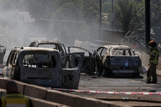 OGROMAN PLAMEN GUSTOG DIMA NADVIO SE NAD PUTEM! Kamion izgubio kontrolu, pa EKSPLODIRAO: Stravične scene, plamen progutao druga vozila, ima mrtvih (FOTO, VIDEO)