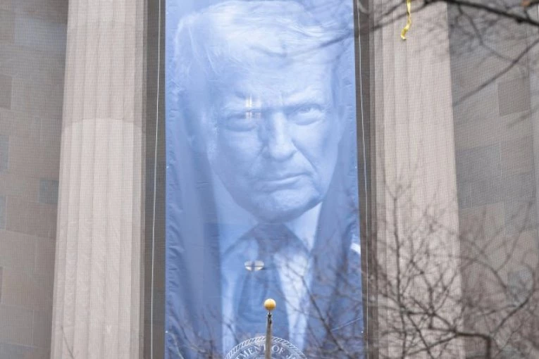 ŠOK U VAŠINGTONU! Transparent sa Trampovom slikom ISTAKNUT ispred Ministarstva pravde! (FOTO, VIDEO)