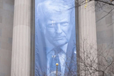 ŠOK U VAŠINGTONU! Transparent sa Trampovom slikom ISTAKNUT ispred Ministarstva pravde! (FOTO, VIDEO)