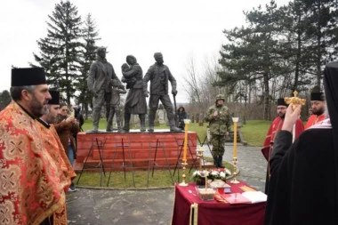 NIKAD ZABORAVLJENI: Bojnik se poklonio žrtvama pustorečkog masakra, vladika Arsenije služio pomen