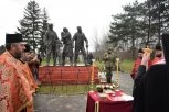NIKAD ZABORAVLJENI: Bojnik se poklonio žrtvama pustorečkog masakra, vladika Arsenije služio pomen