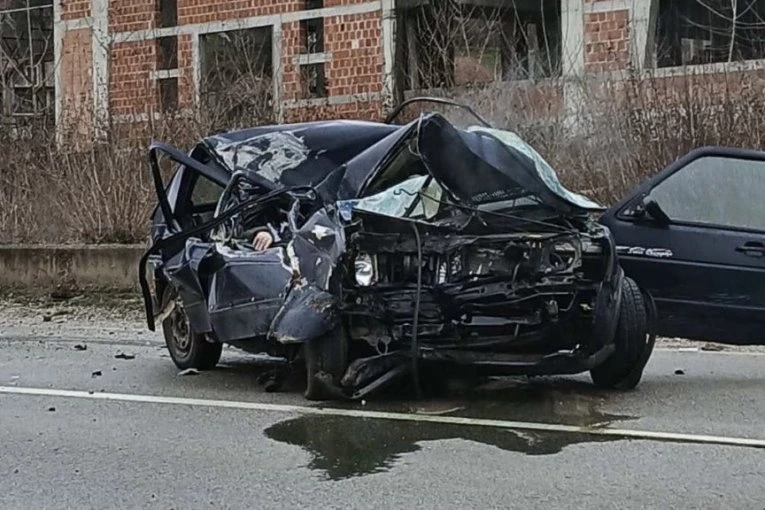 JEZIVE FOTOGRAFIJE SMRSKANOG VOZILA KOD PRIJEPOLJA! Vatrogasci sekli automobil - UDARIO U KAMION, POGINUO NA LICU MESTA! (FOTO)