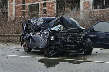 JEZIVE FOTOGRAFIJE SMRSKANOG VOZILA KOD PRIJEPOLJA! Vatrogasci sekli automobil - UDARIO U KAMION, POGINUO NA LICU MESTA! (FOTO, VIDEO)