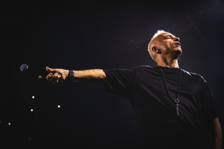 Eros Ramazzotti spektakularno je započeo svoju novu svetsku turneju „Una Storia Importante“ u Parizu