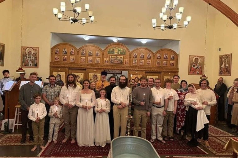 10 AMERIKANACA U ISTOM DANU PRIMILO PRAVOSLAVLJE: Krštenje i slavlje u crkvi Svetog Antonija Velikog na zapadu Amerike