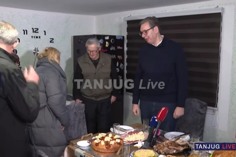 VUČIĆ U SELU GORNJANE! Predsednik u poseti porodici Kumbrijanović - PROŠLE GODINE PRETRPELI OGROMNU ŠTETU U POŽARU!
