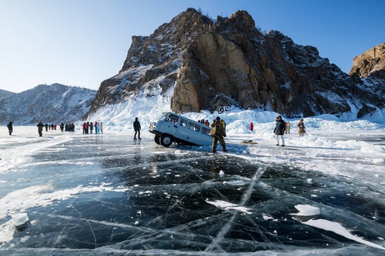 HORRIFIC TRAGEDY! Eight people died when an SUV plunged through the ice: Among the victims is a child (14), rescuers are retrieving bodies from the bottom!