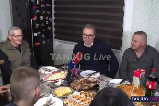 "SREĆAN SAM ŠTO SE LJUDI VRAĆAJU, VIDE DA NI NA ZAPADU NE CVETAJU RUŽE"! Predsednik u poseti porodici Kumbrijanović u selu Gornjane!