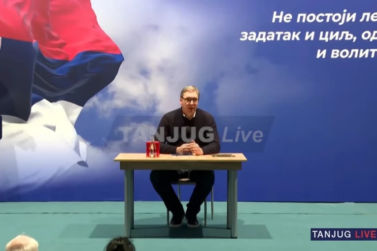 VUČIĆ RAZGOVARA SA GRAĐANIMA BORA! Salom se ori "Aco, Srbine"!