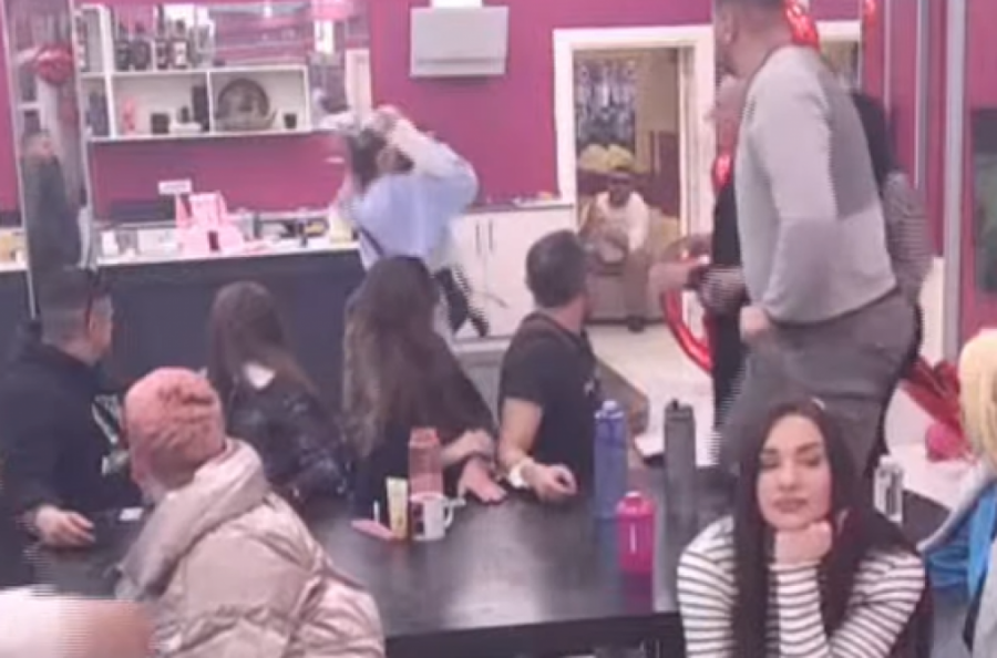 ZVERSKA TUČA MAJE I ANELI: Hitno prekinut program zbog DIVLJAČKOG NAPADA! (GALERIJ)