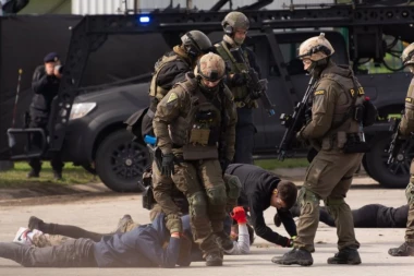 RUSKI "ODRED SMRTI" IMAO KRVAVI CENOVNIK: Za glavu oficira nudili 85.000 evra, na spisku i novinari! Glumili kurire, pa PALI u operaciji Enigma! (VIDEO)