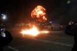 "EDI RAMI DANI ODBROJANI"! Tirana u plamenu - DEMONSTRANTI NAPADAJU MOLOTOVLJEVIM KOKTELIMA, POLICIJA ODGOVORILA SUZAVCEM I VODENIM TOPOVIMA! (FOTO)