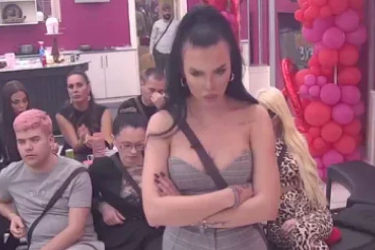 HITNO PREKINUTA EMISIJA ZBOG SAOPŠTENJA: Anita Stanojlović saznala za TUŽBU, voditelj morao da napravi REZ! (FOTO)