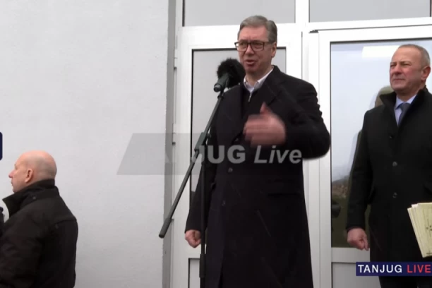VUČIĆ MEĐU SVOJIM NARODOM Predsednik nastavlja dvodnevnu posetu istočnoj Srbiji