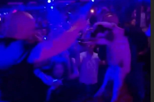 UZNEMIRUJUĆI SNIMAK! Desingerica izveo ŽIVO JAGNJE na nastup, pa izveo RITUAL nad njim, snimak ledi krv u žilama! (VIDEO)