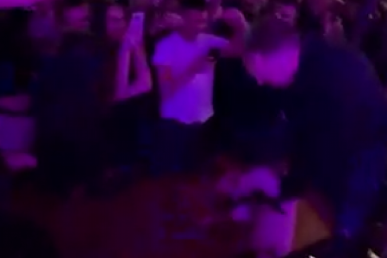 Designerica izveo jagnje na binu