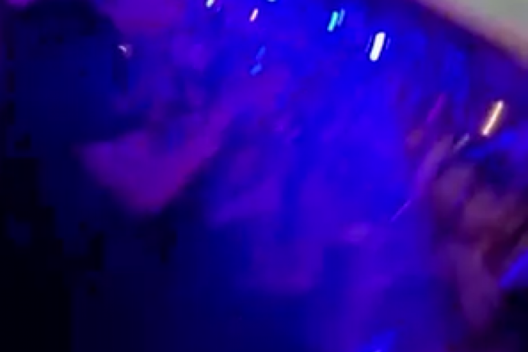 Designerica izveo jagnje na binu