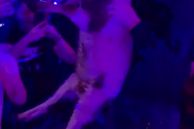 Designerica izveo jagnje na binu