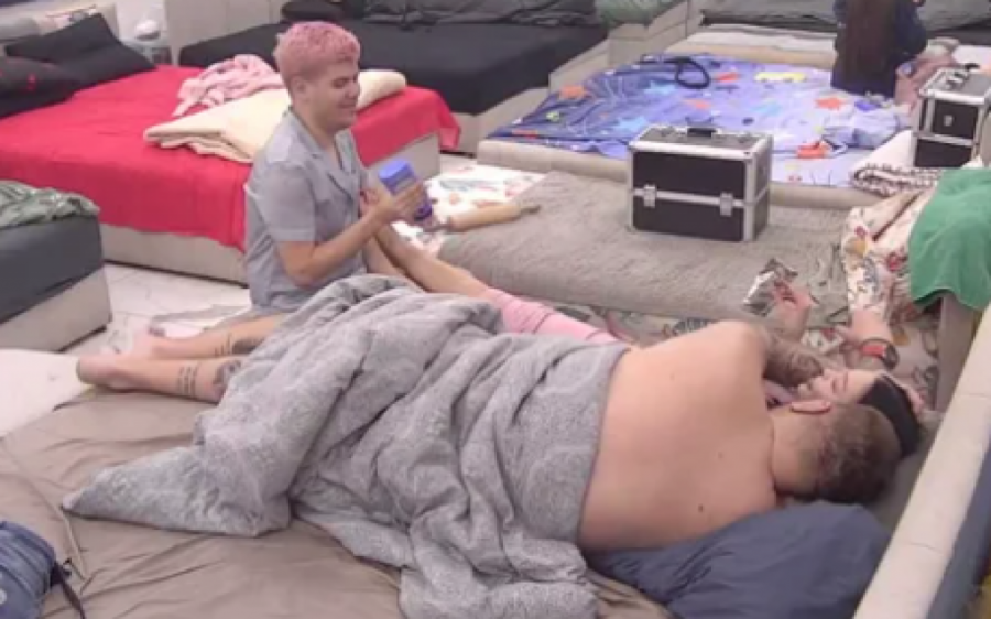 MAJA I JANJUŠ UHVAĆENI U VRELOJ AKCIJI - Takiju će se SLOŠITI kada bude video SNIMAK šta joj radi sa ćerkom! (FOTO)