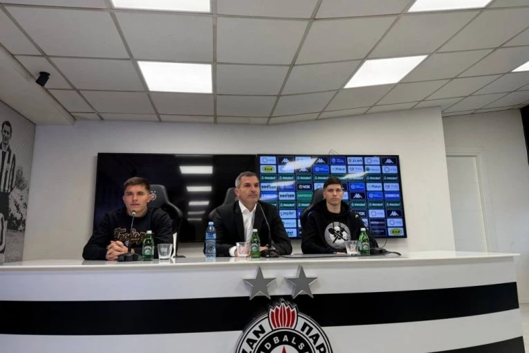 POSEBAN DETALJ NA GRUDIMA: Pogledajte u čemu su Dragojević i Vukotić došli na pres konferenciju pred večiti derbi! (VIDEO)