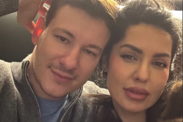 CELA SRBIJA BRUJI O PRIVATNOM SNIMKU TANJE SAVIĆ I MUKIJA: Sve isplivalo iz telefona, intimni kadrovi ugledali svetlost dana! (FOTO)