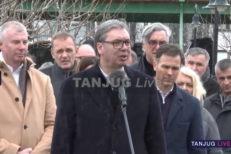 VUČIĆ U PRAHOVU Predsednik obilazi fabriku i razgovara sa radnicima!  (VIDEO)