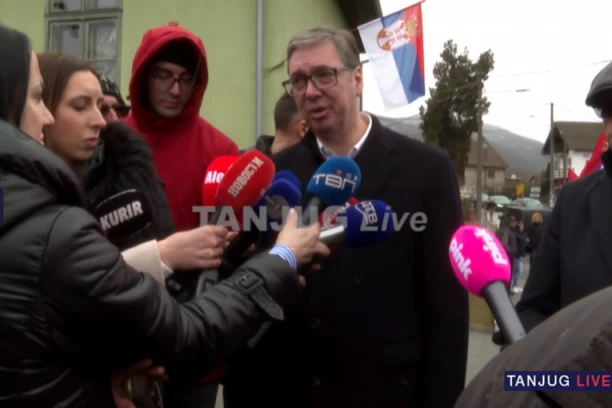 VUČIĆ U KLOKOČEVCU! Meštani skandiraju "Aco, Srbine!" (VIDEO)