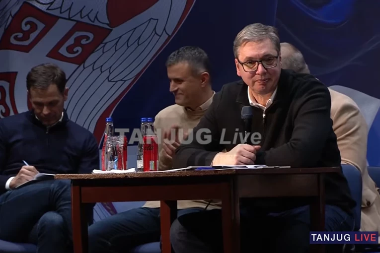 VUČIĆ U KLADOVU: "Biće para za toplanu i novu školu!" Država će ratarima NADOKNADITI GUBITAK KEŠA zbog suše, rešavamo i problem sa strujom! (VIDEO)