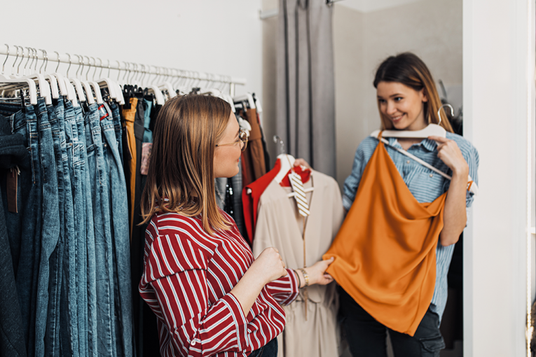 Entering a store is no longer free: If you want to browse and ask for advice, prepare serious money! Retailers have introduced a rule that has angered customers!