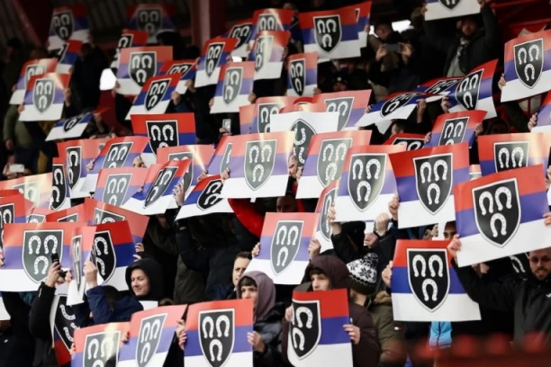 NAVIJAČKI OBRAČUN U NOVOM SADU: Moćna simbolika u odgovoru "lala" na skandaloznu provokaciju Pazaraca (FOTO)