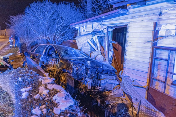 BIO TOLIKO PIJAN DA NIJE VIDEO KUĆU! Automobilom probio ZID i uleteo ljudima u dnevnu sobu! Vozač hitno prevezen u bolnicu!