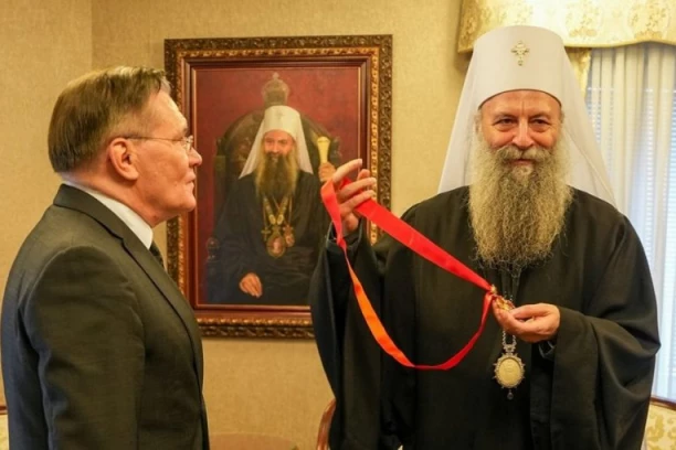VISOKO CRKVENO PRIZNANJE ZA RUSKOG PRIVREDNIKA: Patrijarh Porfirije uručio Orden Svetog kneza Lazara direktoru Rosatom Alekseju Lihačovu