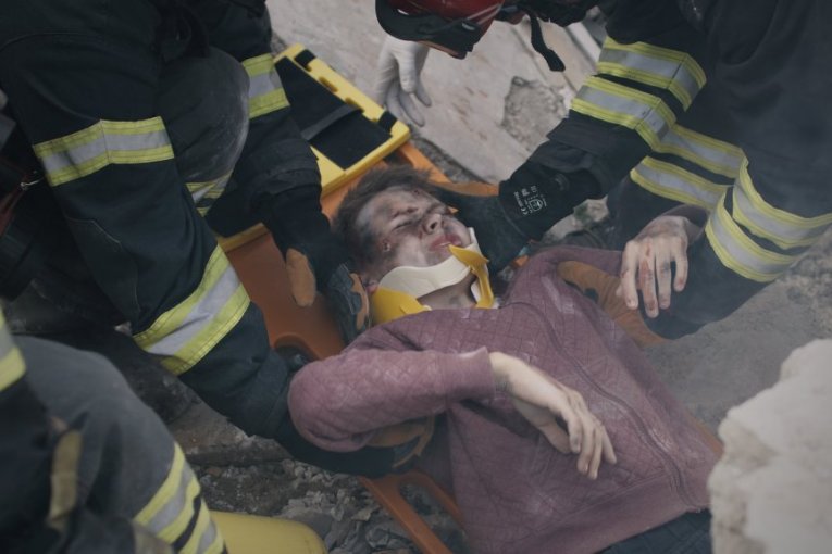 TERRIFYING SCENE IN A RESTAURANT: Guests were sitting and eating, and then the FLOOR SUDDENLY COLLAPSED! People fell into the abyss with their tables, there are MANY INJURED!