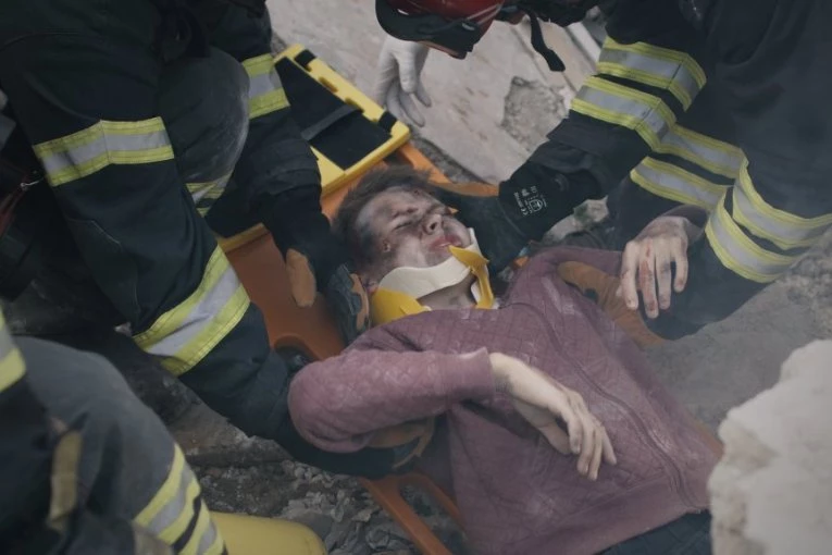 JEZIVA SCENA U KAFANI: Gosti sedeli i jeli, a onda se POD IZNEZADA URUŠIO! Ljudi propali u ambis sa sve stolovima, ima MNOGO POVREĐENIH! (FOTO, VIDEO)