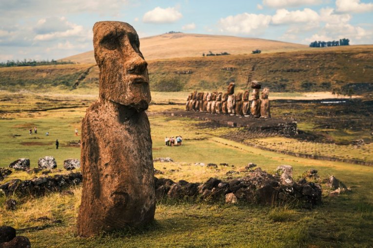 A NEW STATUE SUDDENLY APPEARED ON EASTER ISLAND! Archaeologists in complete shock: This simply makes NO SENSE!