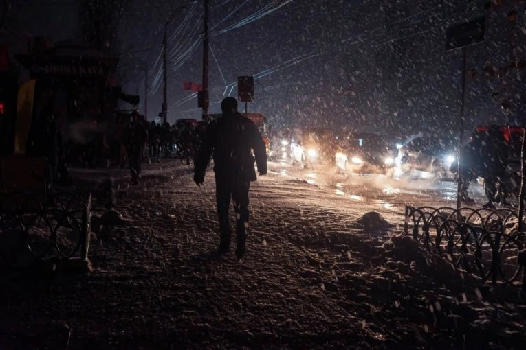 SLOVENIJA TREĆI DAN U MRAKU! Mećava i lavine zavejale državu kao nikad pre