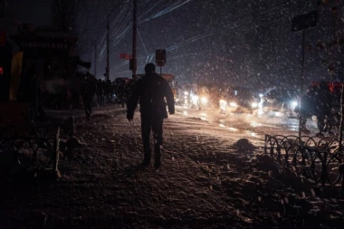 SLOVENIJA TREĆI DAN U MRAKU! Mećava i lavine zavejale državu kao nikad pre