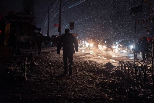 SLOVENIJA TREĆI DAN U MRAKU! Mećava i lavine zavejale državu kao nikad pre