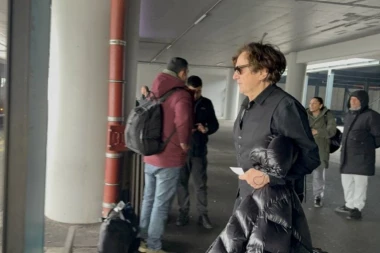 BREGA U STRAHU ZA ŽIVOT?! Muzičar se krio iza crnih naočara: Evo kako je reagovao na pitanje o BOMBAŠKOM NAPADU na njegovog saradnika!