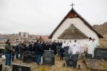 BEZDUŠNO UBIJENI DOK SU SLUŽILI LITURGIJU: Tuga i bol na parastosu sveštenicima Luki i Urošu Popoviću i crkvenjaku Jablanu Rakoviću u Tutinu (FOTO)