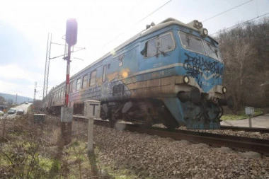 VOZ UDARIO U AUTOMOBIL! Dvoje povređenih na pružnom prelazu u Požarevcu!