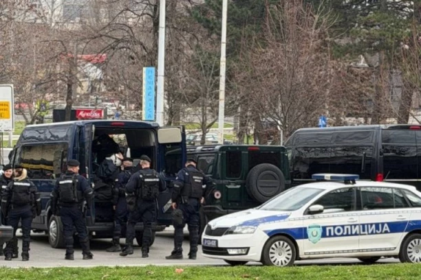 SVE VRVI OD POLICIJE: Autokomanda "okupirana", samo da ne postane ratna zona (VIDEO)
