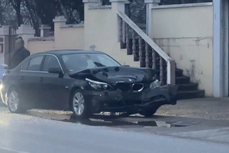 ZAKUCAO SE U MERCEDES I POVREDIO ČETVORO LJUDI! Jeziva saobraćajna nesreća u Čačku! (FOTO)