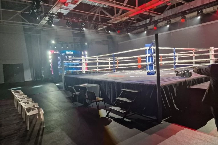 UDARA BRAT NA BRATA: Bokserski spektakl u Sočiju između boksera Rusije i Srbije